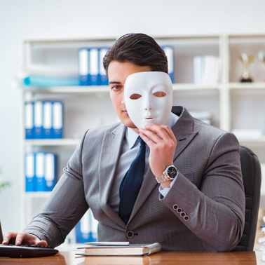 Mann hält sich Maske vors Gesicht