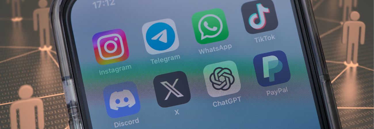 Smartphone-Display mit verschiedenen Apps 