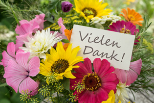 Blumenstrauß mit Karte Vielen Dank
