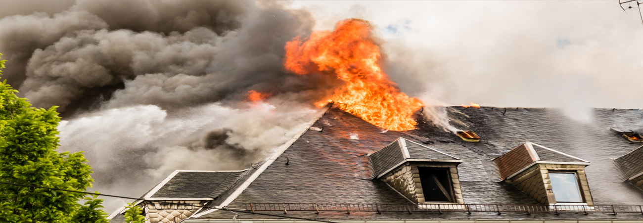 Flammen schlagen aus Hausdach
