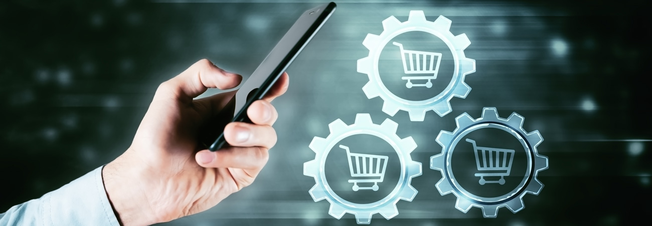 Hand mit Smartphone vor Hintergrund mit Webdesign