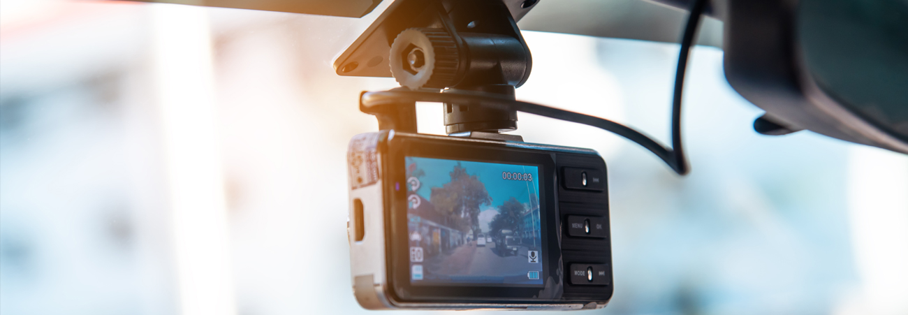 Dashcam an der Windschutzscheibe eines Autos