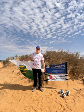 Rallyefahrer in der Wüste mit Sachsenfahne