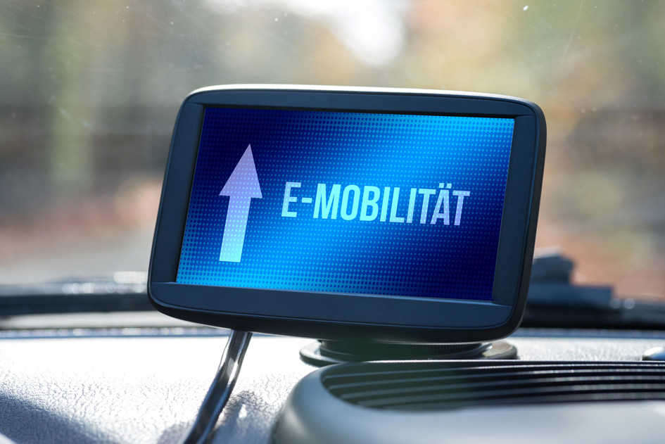 Navigation im Auto zeigt die Richtung der Elektromobilität