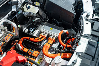 Blick in den Motor eines Elektroautos