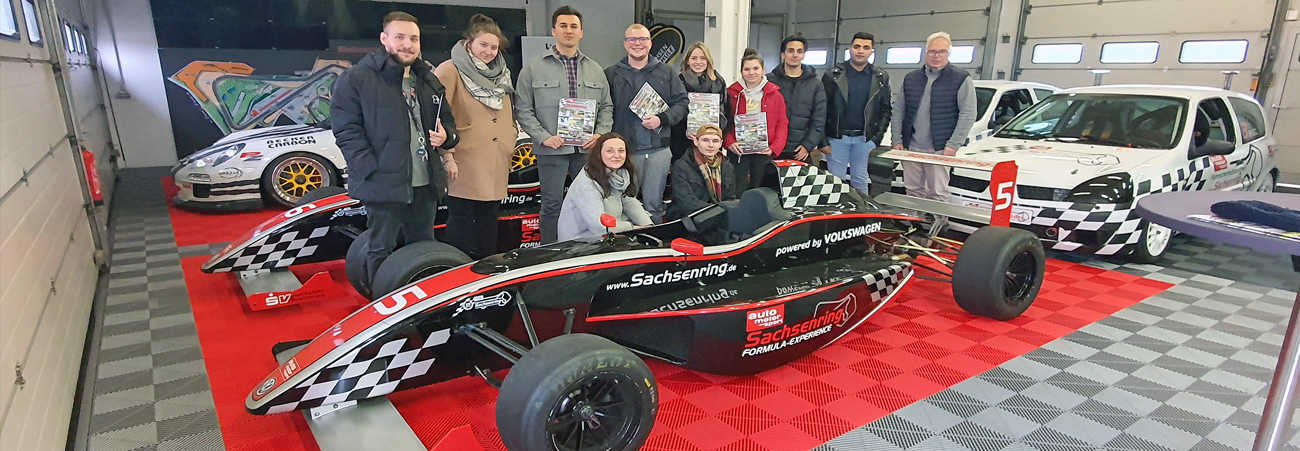 Auszubildende der Sparkassen-Versicherung Sachsen beim Fahrsicherheitstraining auf dem Sachsenring.