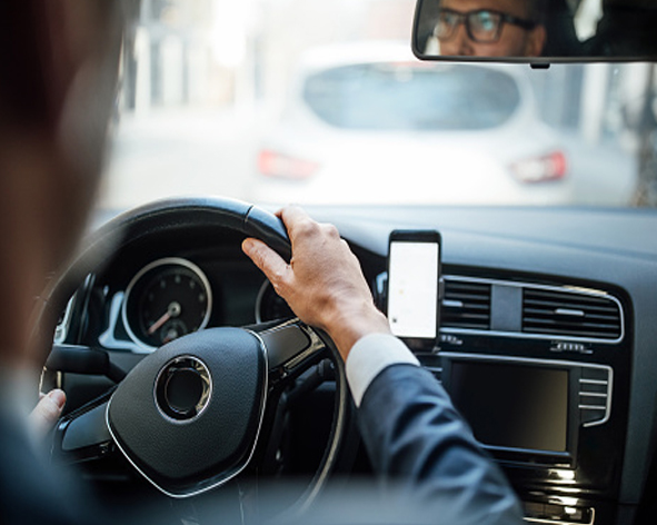 Mann sitzt am Steuer eines Autos