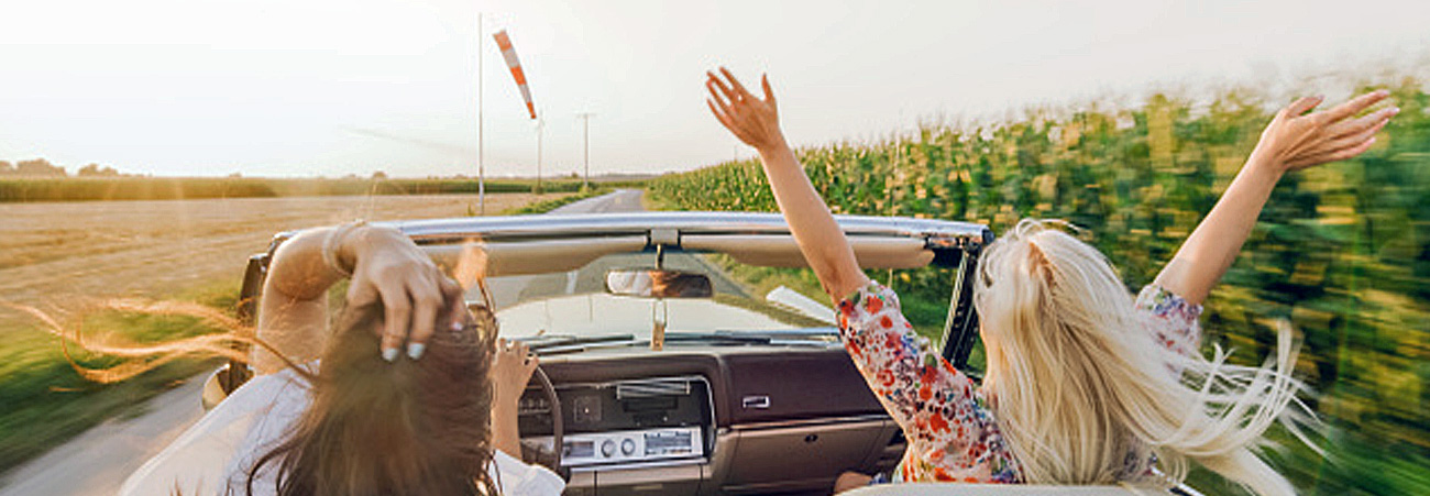 Zwei Frauen fahren Cabrio