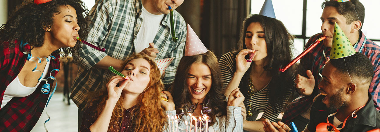 Junge Leute feiern Geburtstag