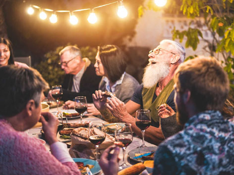 feiernde Freunde beim Essen