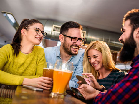 Junge Freundesgruppe beim gemeinsamen Biertrinken