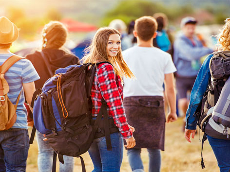 Freundesgruppe wandert gemeinsam