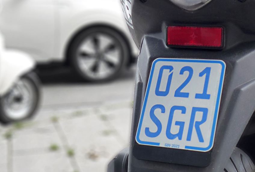 blaues Versicherungskennzeichen 2021 an Moped