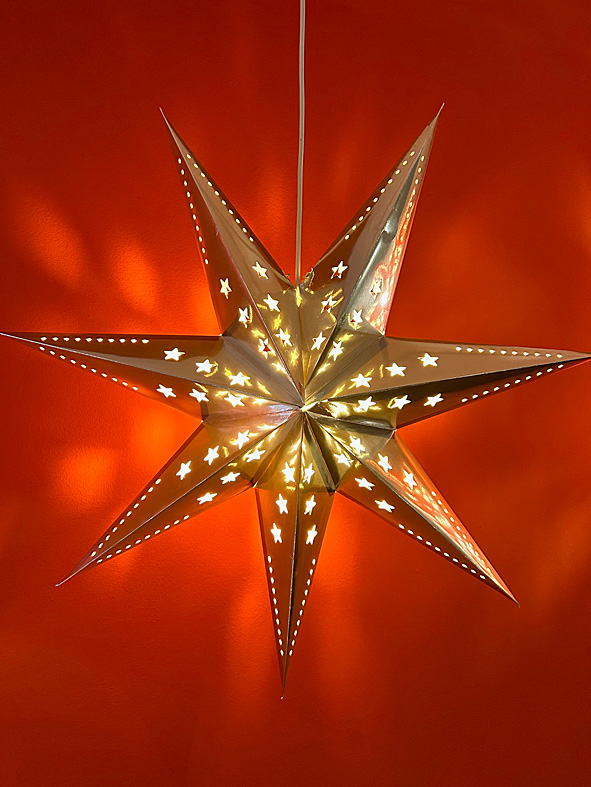 goldener Stern vor rotem Hintergrund