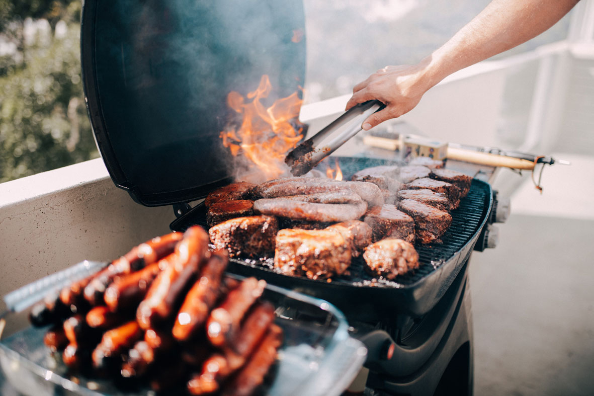 Auf einem Grillliegen Fleischstuecke