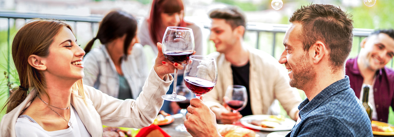 Grillabend von Freunden auf dem Balkon