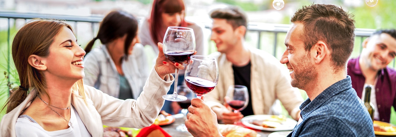 Gesellige Runde bei Grillparty auf dem Balkon