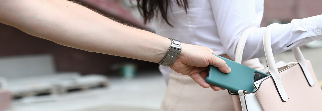 Handy wird aus Handtasche gestohlen