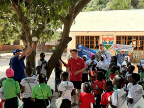Schulkinder vor einer Schule in Gambia