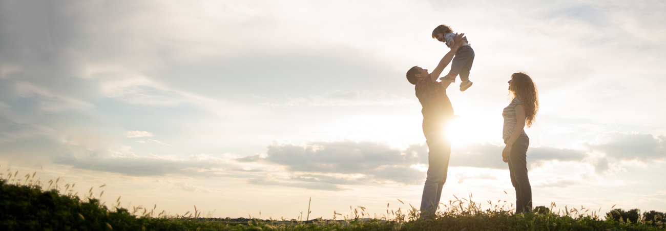 Familie im Sonnenuntergang 