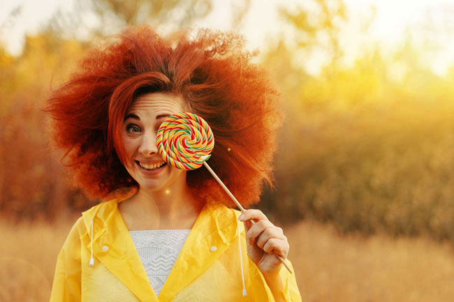 junge-frau-mit-aufgeplusterten-roten-haaren