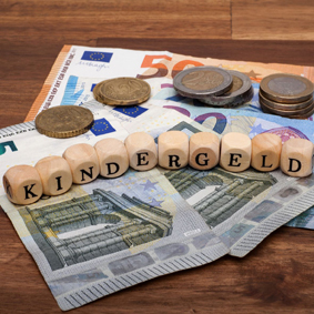 Scrabble-Steine bilden Schriftzug Kindergeld