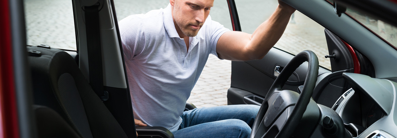 Rollstuhlfahrer Vorbereitung zum Autofahren