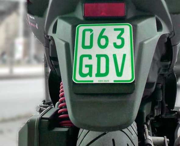 blaues Versicherungskennzeichen am Moped