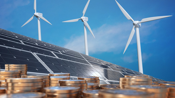 Gestapelte Euromünzen vor Solarpanels und Windrädern