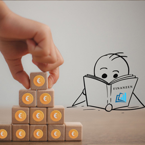 Hand stapelt Euro-Würfel zu Pyramide, daneben Kind liest Buch mit Aufschrift Finanzen