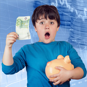 staunender Junge mit Geldschein und Sparschwein