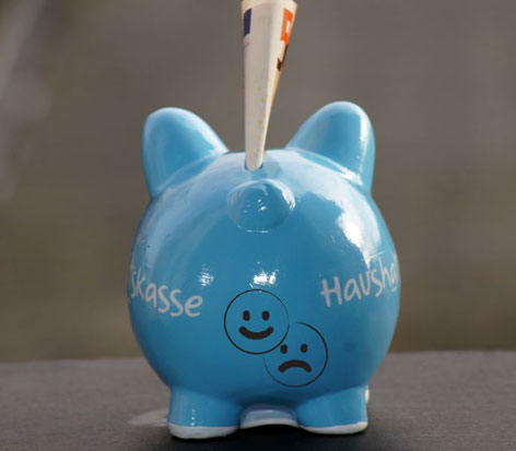 blaues Keramiksparschwein mit Beschriftung Haushaltskasse