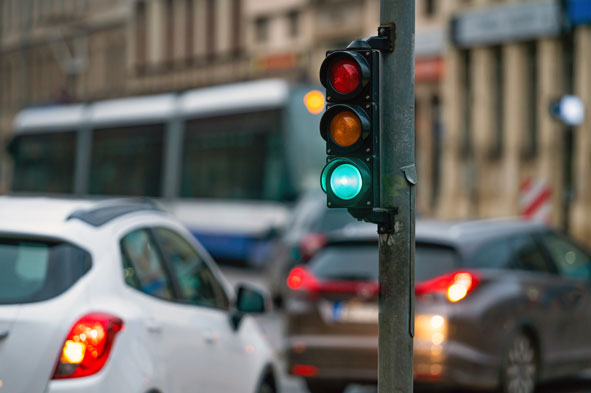 Autos stauen sich an grüner Ampel