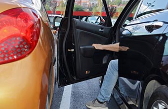 Autotür stößt auf engem Parkplatz gegen parkendes Fahrzeug