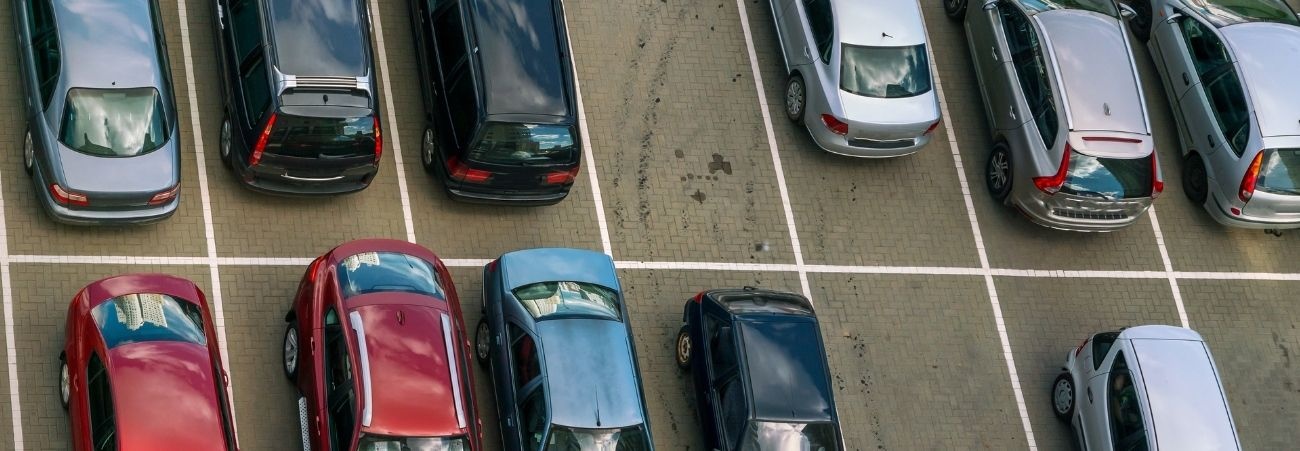 Autos parken in Parkbuchten auf einem Parkplatz