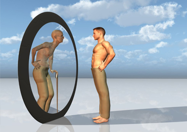 Junger Mann sieht im Spiegel sein altes Ich – Symbol für Alter, Zukunftsvorsorge und körperliche Veränderung