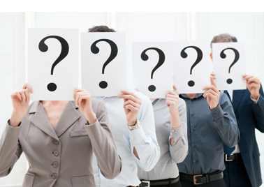 Personengruppe hält Schilder mit Fragezeichen vor dem Gesicht als Symbol für Unklarheit oder offene Fragen zur Rentendebatte