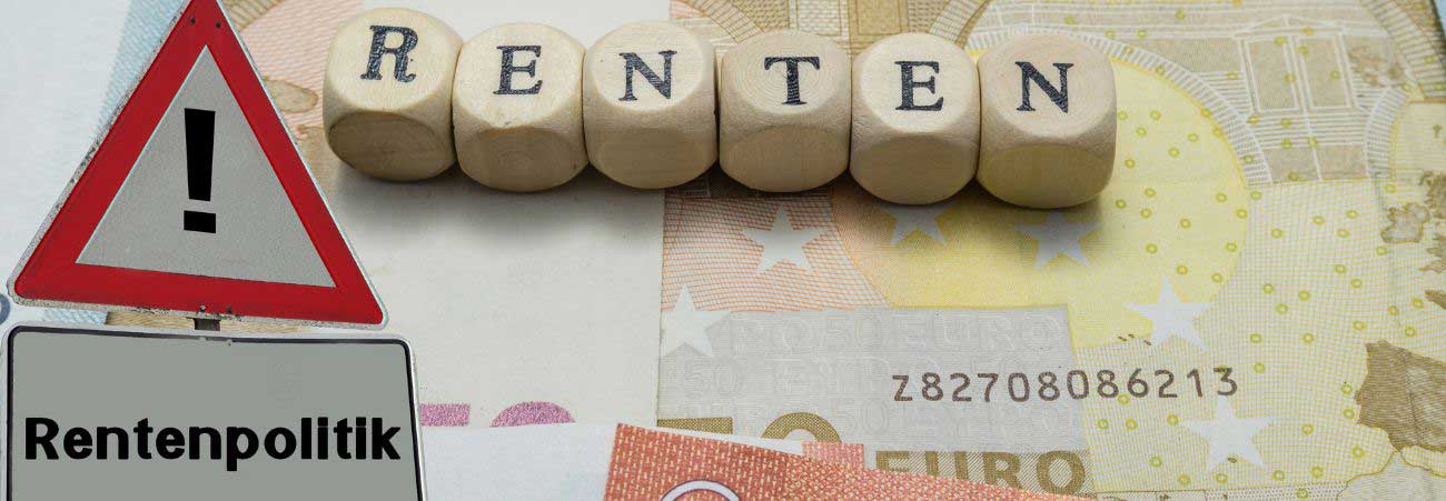 Warnschild mit Ausrufezeichen und Schriftzug ‚Rentenpolitik‘ vor Euro-Geldscheinen sowie Holzbuchstaben, die das Wort ‚Renten‘ bilden