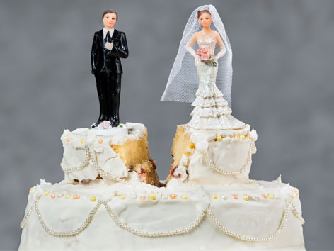 Figuren Braut und Bräutigam auf einer geteilten Hochzeitstorte