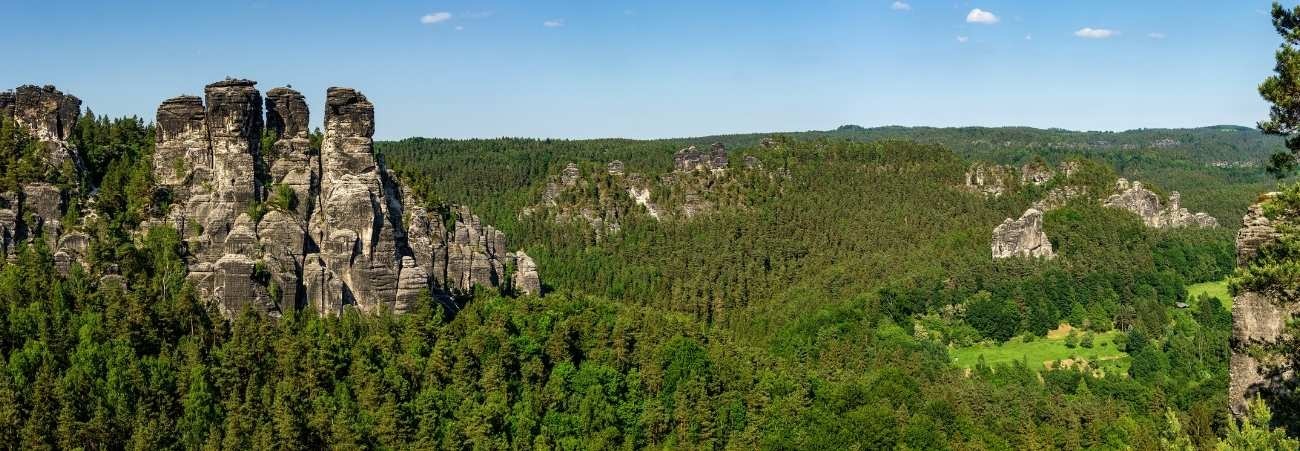 Blick auf bewaldete Hügel und Bastei in der Sächsischen Schweiz