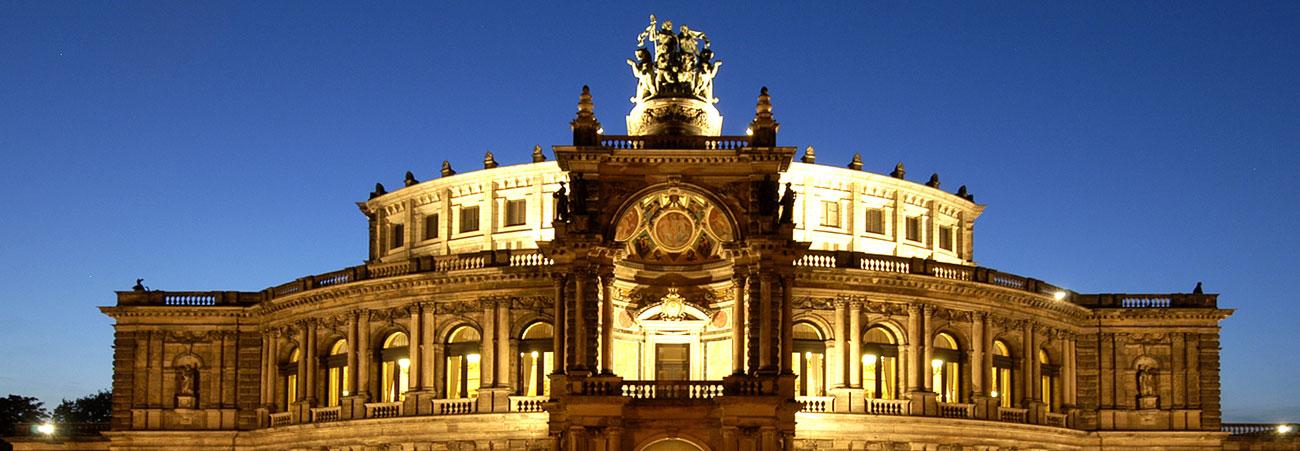 Beleuchtete Semperoper in der Dämmerung.