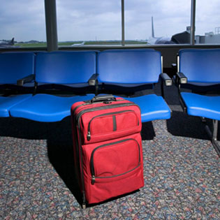 Herrenloser Koffer auf Flughafen