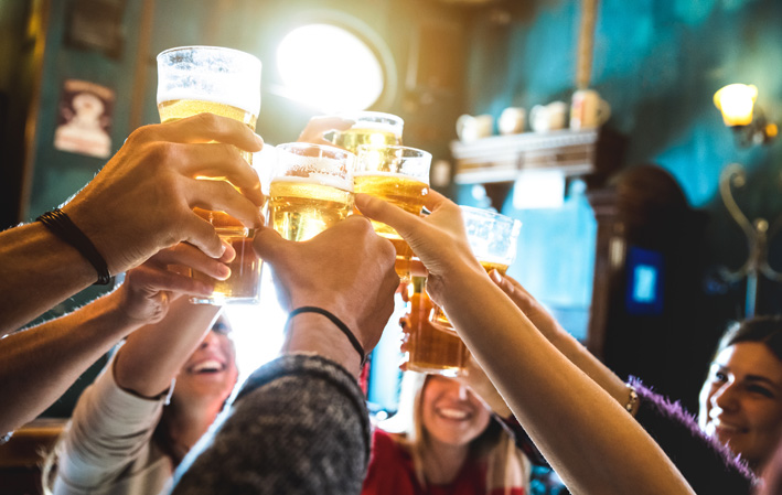 Party feiern mit alkoholischen Getränken