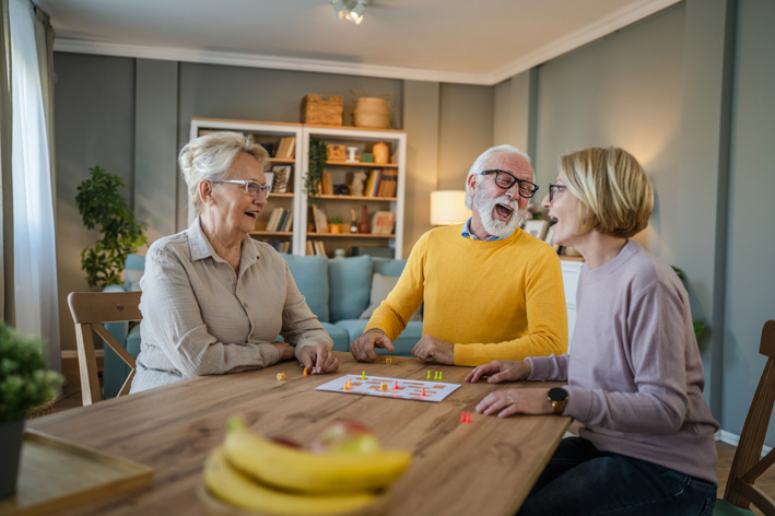 3 Senioren spielen Brettspiel