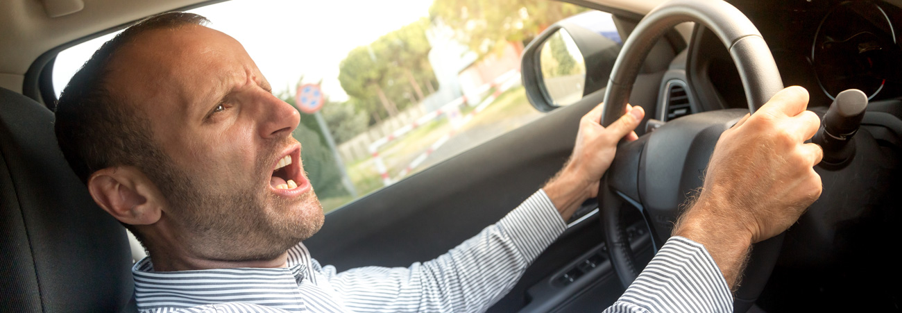 Mann schreit während Autofahrt