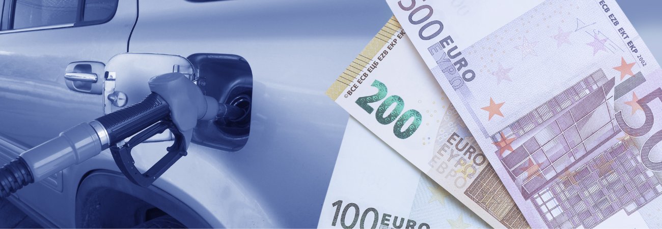Tankstutzen steckt im Auto und Geldscheine sind abgebildet