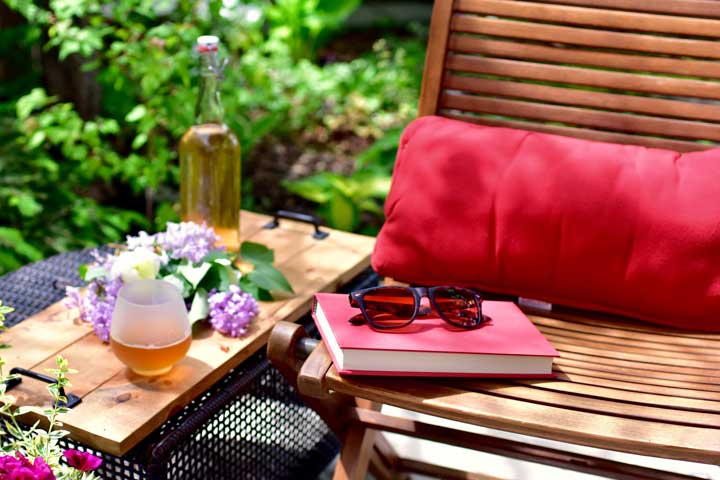 Schöner Balkon mit Pflanzen und Buch