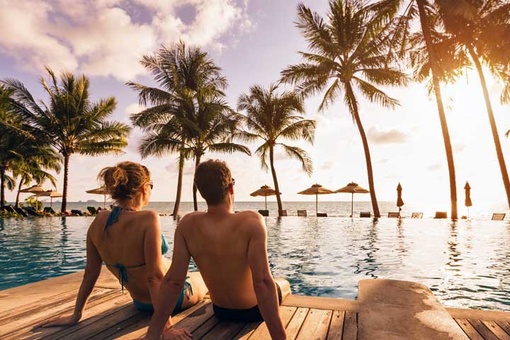 Paar genießt Urlaub am Strand