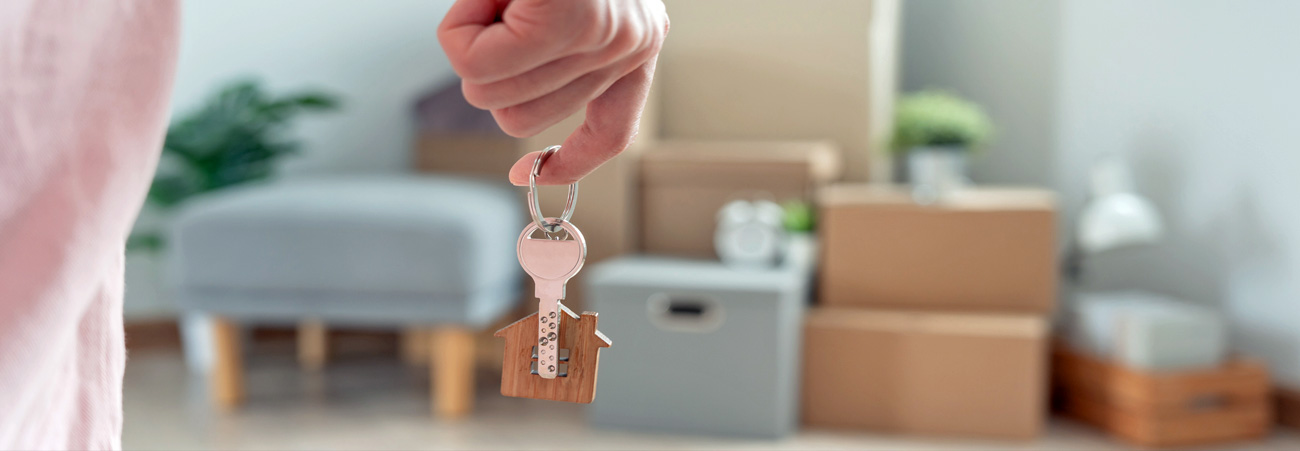 Hand hält Wohnungsschlüssel