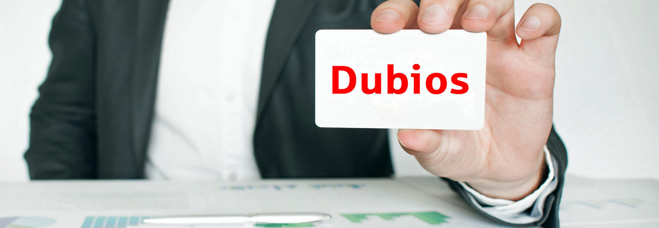 Mann im Anzug hält Kärtchen mit Schriftzug Dubios